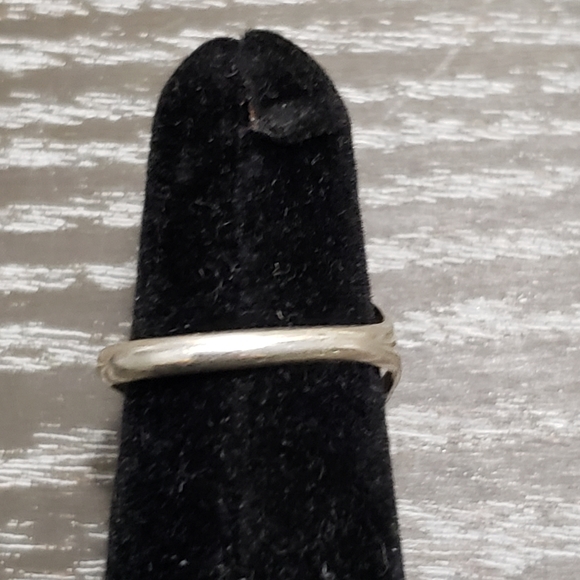 Sterling Silver and Onxy Native American Feather Design Ring - Picture 4 of 5